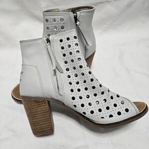 Toms Majorca Eyelet Leather Bootie Block Heel Peep Toe Dove Gray SZ 8W EUC